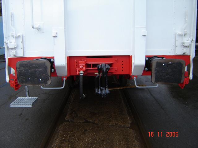 4.2 Zug- und Stoßeinrichtung Das Fahrzeug darf nur an den Puffern geschoben oder am Zughaken gezogen werden, werden Spillanlagen zum Verfahren des Fahrzeuges