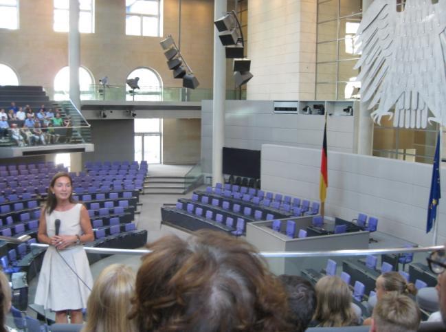 Berlin im Bundestag Wir sind um 9:30 Uhr von der Jugendherberge am Köriser See losgefahren.