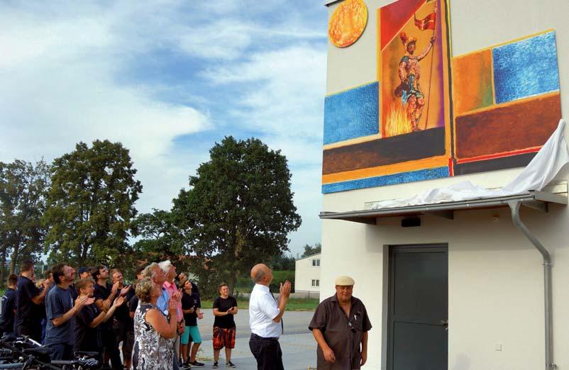 4-Elemente-Kämpfer Das neue Feuerwehrzentrum hat mit einem kraftvollen heiligen Florian künstlerischen Akzent erhalten Applaus gab es in Schierling für den Maler Prof.
