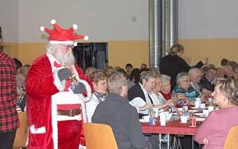 Regelschule Geraberg. Frau Möhring von der Seniorentagespflege Geraberg übernahm diesmal die Betreuung der Gäste zur Weihnachtsfeier.