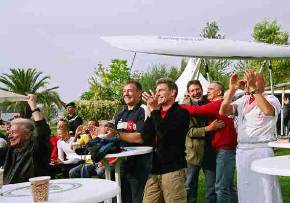 Wasserspiele stattfinden und verfolgen auf einer Großbildwand die Kanu-Endläufe der Olympischen Spiele in Athen.