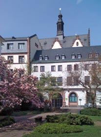 DomRömer Zeitung Seite 5 Der Römer, Frankfurts Rathaus Das Rathaus mit dem berühmten Balkon Fußballstars und Politiker winken regelmäßig vom Balkon des Römers in die Kameras.