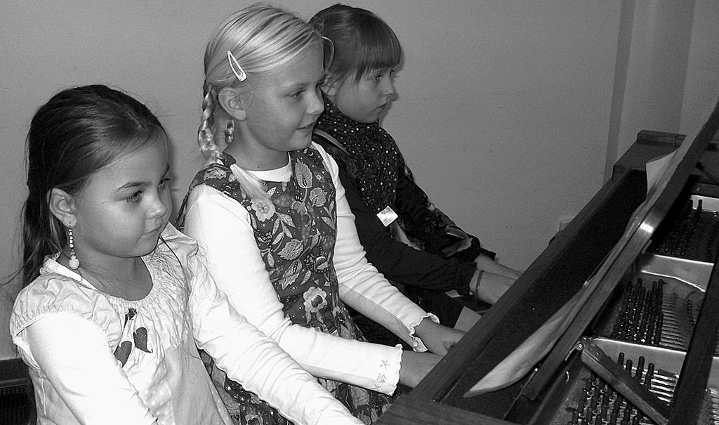 Das Foto zeigt Clara Rosenfeld, Hannah Bruckbauer und Julia Plantikow am Klavier. Endlich ist es soweit. Der blaue Bus, bereitgestellt vom Vitanas Seniorencentrum Ueckermünde, rollt über die Autobahn.