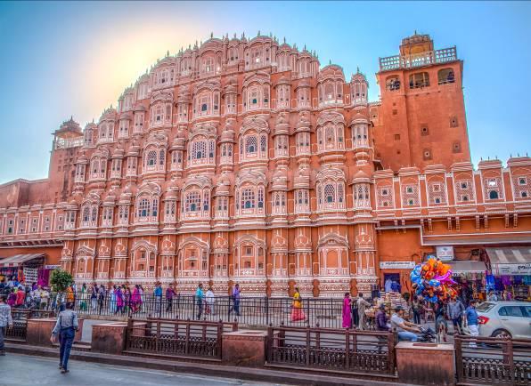 JAIPUR Tag 11 Weiterreise nach Jaipur. Aufgrund der pink bemalten Häuser ist die Hauptstadt Rajasthans auch als rosarote Stadt bekannt.