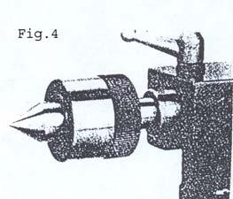 2) Bohrfutter Dieses, mit 3 selbstzentrierenden Backen versehene Bohrfutter dient zur Aufnahme von Spiral- und Zentrierbohrern.(Fig.