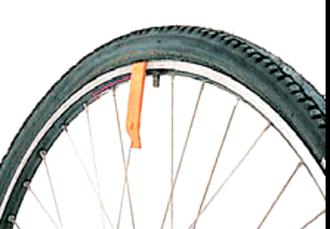 7) Reifenpanne Hat Sie der Pannenteufel erwischt, heißt es Reifen flicken.