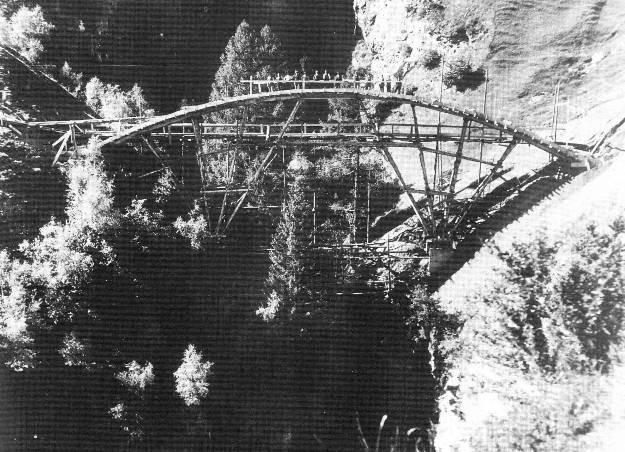 Leichtes Lehrgerüst der Valtschielbrücke (links) und schweres Gerüst des Solisviadukts (rechts) Würdigung der Valtschielbrücke im Werk Robert Maillarts Maillart entwickelte zwei neue Tragwerkssysteme