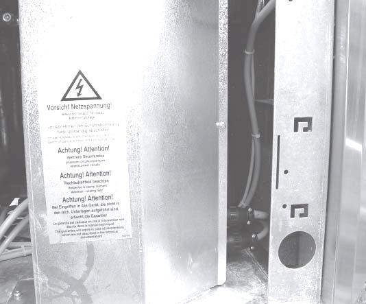 Der Anschluss erfolgt am elektrischen Schaltkasten auf der Schaltkastenseite (=Bedienseite) der Wärmepumpe.