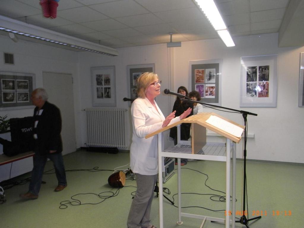Am 19. August 2011 wurde die Ausstellung offiziell mit einer Vernissage eröffnet. Zunächst gab Frau Römer vom Mehrgenerationenhaus eine kurze Einführung.