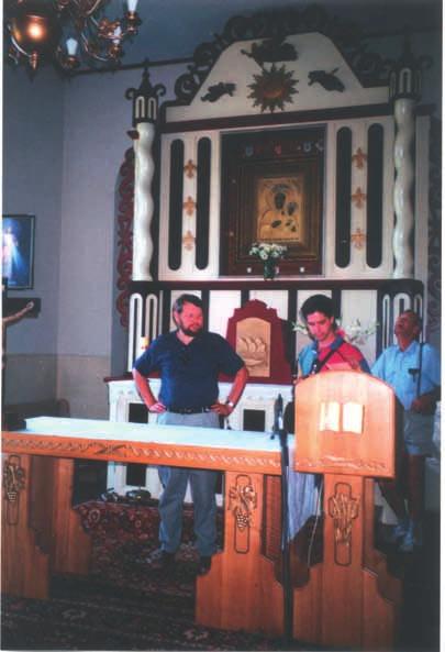 Inneres der Kirche von Pustamin 1994. v.l.n.r.: Dr.