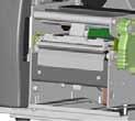 5-2. Papierumlenkung für Aufwickler installieren 1. Lösen Sie die Schraube vorne am Drucker, mit der die untere Gehäuseklappe befestigt wird (s. Abbildung). 2.