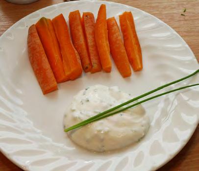 Die Karotten vierteln, bei Bedarf die geviertelten Stücke nochmals