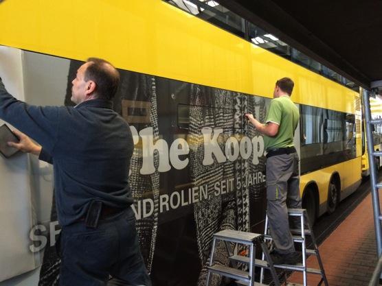 Gerade im Winter birgt die Verklebung besondere Risiken. Die Busse kommen kalt in die Halle, die auch nicht immer geheizt wird. Kalte Folie lässt sich schon einmal nicht leicht abziehen.