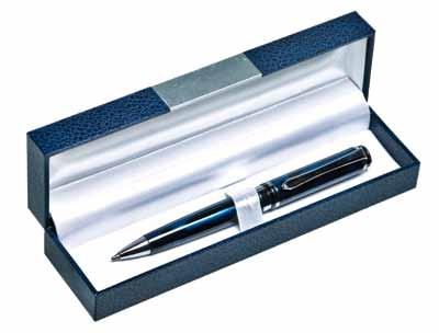 Boston Für blaue Stunden: Hochwertiger Drehkugelschreiber in irisierendem Blau, kombiniert mit Silber und verpackt in einem passenden, dunkelblauen Geschenkkarton.