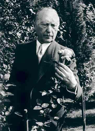 Konrad Adenauer im Jahr 1963 mit seiner Tochter Elisabeth Werhan am Ufer des Comer Sees in Italien Bundeskanzler und Rosenfreund Konrad Adenauer in seinem Garten im nordrhein-westfälischen Rhöndorf