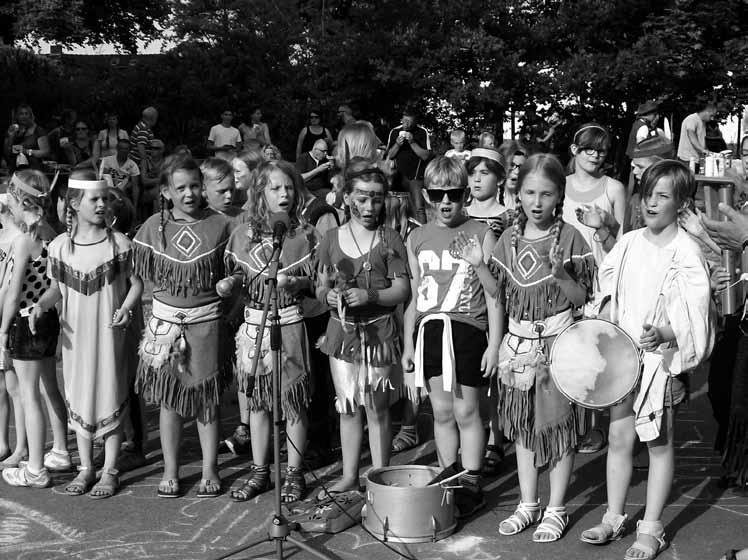 7/15E erscheinungstag: 29. Juli 2015 Indianer in Lübow gesichtet Der Chor lud alle zum Mitmachen ein. Am 3. Juli besetzten Rothäute mit ihren Squaws und Cowboys ab 18.