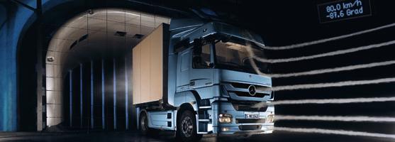 BlueTec zuverlässig und wartungsarm: Die hohe Zuverlässigkeit und die besonders langen Ölwechselintervalle, die beim Actros zum Beispiel bis zu 150 000 km und bis zu 0,5 % weniger CO 2 -Emissionen 1)