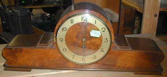 Schrank-Uhr Originale, leicht unterschiedlich in Form und Größe, Holz