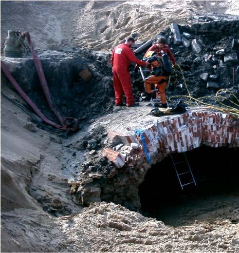 Abbildung 6: Abtauchen der Ausgleichskanäle im Bereich des ehem. Trockendocks (Foto BIS/ Umtec) Abbildung 7: Anbindung der KDB an das historische, erhaltene Mauerwerk des ehem.