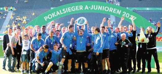Junioren Die U19-Junioren von Eintracht Braunschweig bejubeln den Sieg im DFB-Junioren-Vereinspokal.