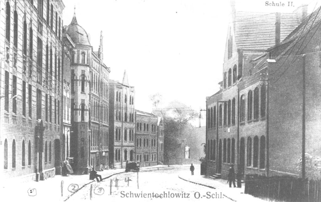 4 Blick in die Langestraße von Schwientochlowitz: Links Nr. 1: Das im Jahr 1907 erbaute Haus von Dominikus Paul und seiner Ehefrau Wilhelmine geb. Poplutz; Links Nr.