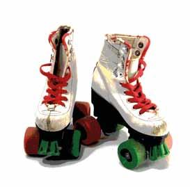 Ausstattung Man verwendet Roller-Skates [gesprochen: rohler skäits] Andere Bahn-Längen kann der Renn-Direktor festlegen. So heißt der Wettbewerbs-Leiter beim Roller Skating.