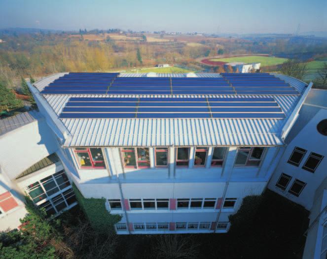 Kalzip SolarClad Die Nachrüstlösung für alle Metalldächer Leicht und flexibel Kalzip SolarClad ist ein für die Anwendung auf Metalldachdeckungen optimiertes Photovoltaiksystem, welches durch seine