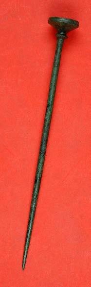 Aus einigen Bestattungen konnten zudem kleinere Bronzegegenstände wie Nadeln, Nadelfragmente, kleine Spiralen und Bleche geborgen werden.
