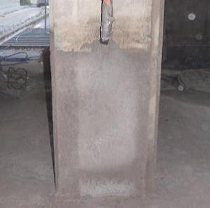 Sanierungsmaßnahmen im oberen Stützenbereich in einer Abzweigdose zusammengeführt und dort mit dem Anschlusskabel der Stahlbewehrung verbunden.