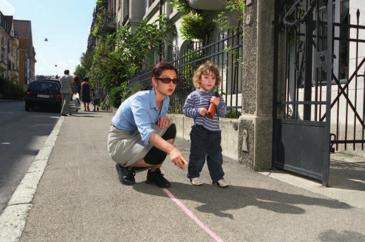 Übungsprogramm für Kinder zwischen 2 und 6 Jahren Ab 2 Jahren, Längsverkehr Auf dem Trottoir gehen Erklären Sie Ihrem Kind, dass die sicherere Hälfte des Trottoirs innen ist, dort «wo Häuser und