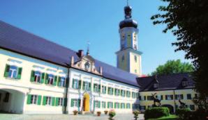 Die Besucher erfuhren von den Freiherren persönlich, dass der Kühbacher Gutsbetrieb von jeher auf die drei Säulen Brauerei, Land- und Forstwirtschaft setzte.