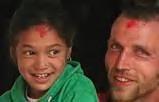 Kalpana, ein Mädchen aus Jumla bei ihrer Aufnahme ins Waisenhaus mit Rocco Umbescheidt liebe freunde, ein bewegtes Jahr in und um Nepal geht zu Ende.