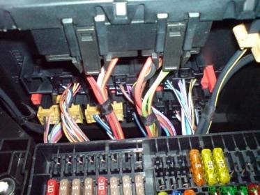 Die Stecker sind Beschriftet, folgende Kabel müssen eingesteckt werden. Auch hier eventuelle lila Sicherungen im Stecker entriegeln.