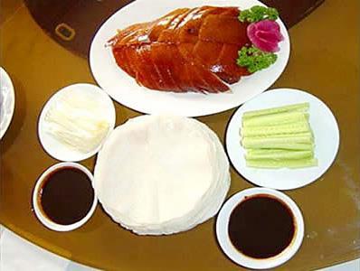 5. 北京烤鸭 (běi jīng kǎo yā):