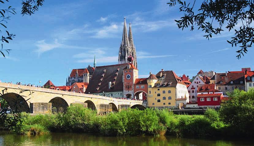 Regensburg ist eine Sensation: jung, italienisch und mitten im Herzen Europas Die Steinerne Brücke mit dem Dom St. Peter im Hintergrund Stellen Sie sich vor: Sie kennen Regensburg, den Dom St.