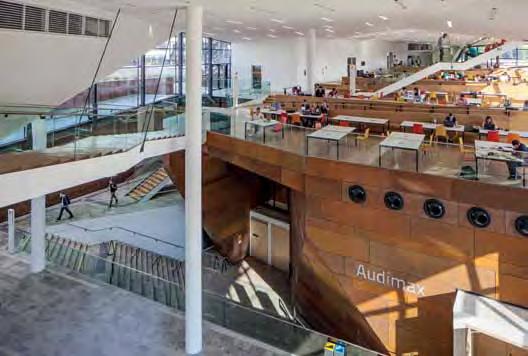 Arbeitsplätze für Studierende und Blick hinunter zum Audimax (links), Library & Learning Center (LC), Zaha Hadid Architects (Mitte oben und Mitte unten), D4 (rechts) und trennen unterschiedlichste