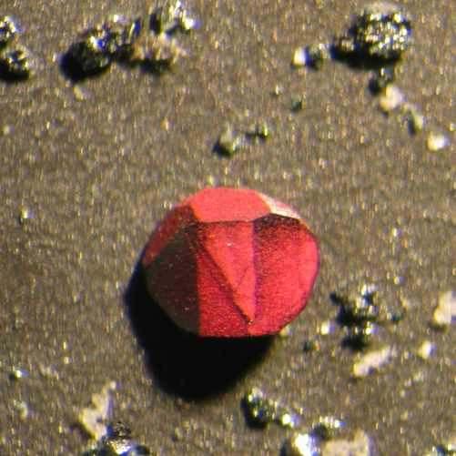 Daneben wurden Agglomerate von SiO 2 -Perlen gefunden (b).