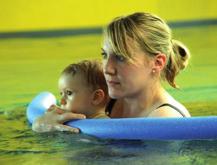 Baby- und Kinderschwimmen Die Baby- und Kinderschwimmkurse finden in unserem modernen Therapiebad statt und ermöglichen Ihrem Kind, gemeinsam mit Ihnen oder ab einem gewissen Alter auch allein, das