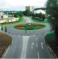 Zweistreifig befahrbare Kreisverkehre unterscheiden sich vom kleinen Kreisverkehr durch K einen größeren Durchmesser (40 60 m) K eine breitere, zweistreifig befahrbare Kreisfahrbahn K ein- oder