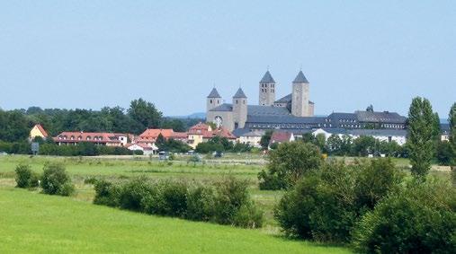 Schwarzach am Main Die Benediktinerabtei Münsterschwarzach überragt mit ihren vier Türmen der Abtei-Kirche weithin sichtbar das angrenzende Maintal.