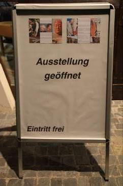 alle Aussteller und Künstler steht eine Plakattafel mit Format A1 zur