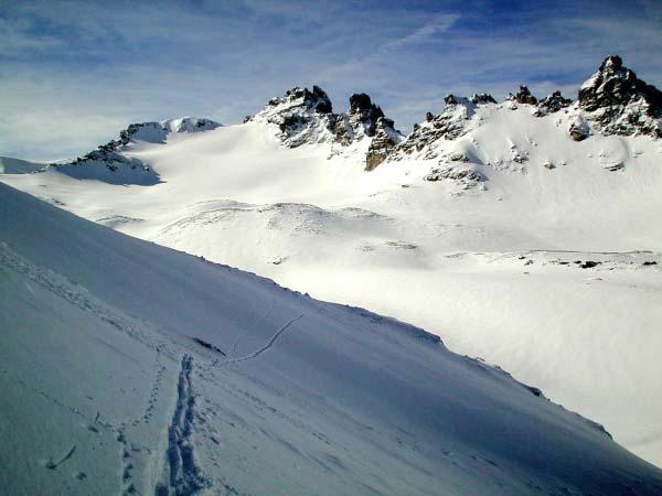 Abbildung 20: Schneeprofil vom Bommerengrat/Adelboden/BE vom 4.2.2001. Der frische Triebschnee war auf einer dünnen, z.t. kantig aufgebauten Schicht leicht auslösbar. Diese Schneedecke ist schwach.