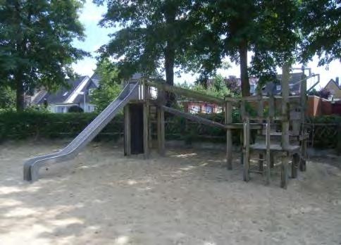 Der Spielplatz wird vom Kindergarten Milchzahn mit genutzt, da das Gelände des Kindergartens sehr