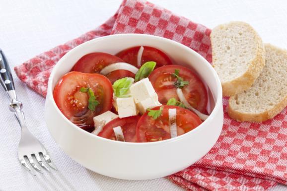 Tomatensalat mit Schafskäse und Baguette Vollkornpenne mit grünem Spargel und Champignons (Tag 1) Zutaten für 10 Personen Tomatensalat mit Schafskäse 1,2 kg Tomaten geputzt 100 g Gemüsezwiebel