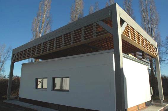 hölzerne Dachkonstruktionen an der HFA wurden 15 Flachdachaufbauten, bestehend aus neun unterschied- lichen Dachvarianten im Freilandversuch, messtechnisch untersucht [7].