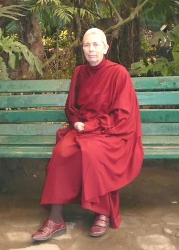 Ani Karma Tsultrim praktizierte viele Jahre in verschiedenen buddhistischen Traditionen.