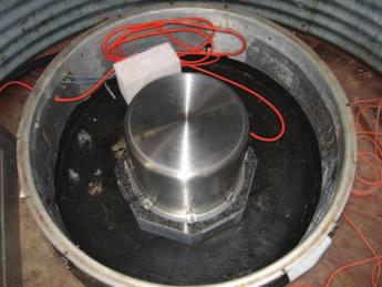 GEOFOKUS Abb. 2: Breitband-Seismometer vom Typ Streckeisen STS-2 (GRF-Array, Element C3). Das Instrument befindet sich in einem 4,45 m tiefen Schacht.