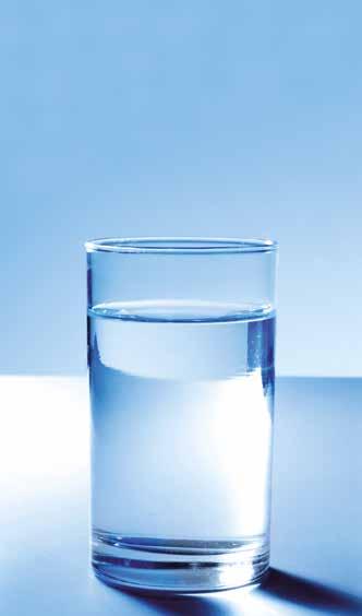 Der Mensch soll täglich bis zu 2,5 Liter Wasser trinken.