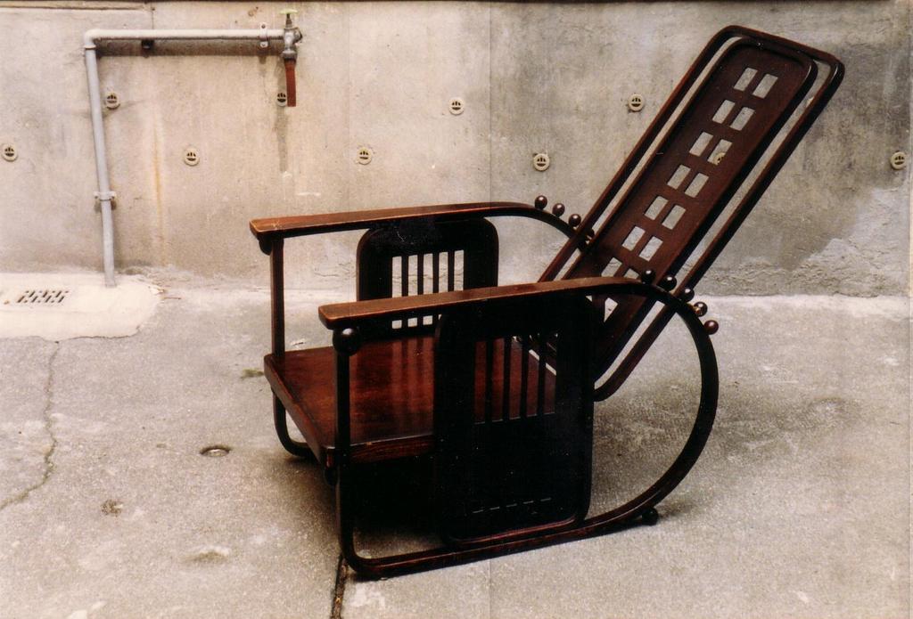 (Abb. 1 Auf dem Hof des Restaurators) Etwa im Jahr 1905 entwarf Josef Hoffmann einen Liegestuhl - nach