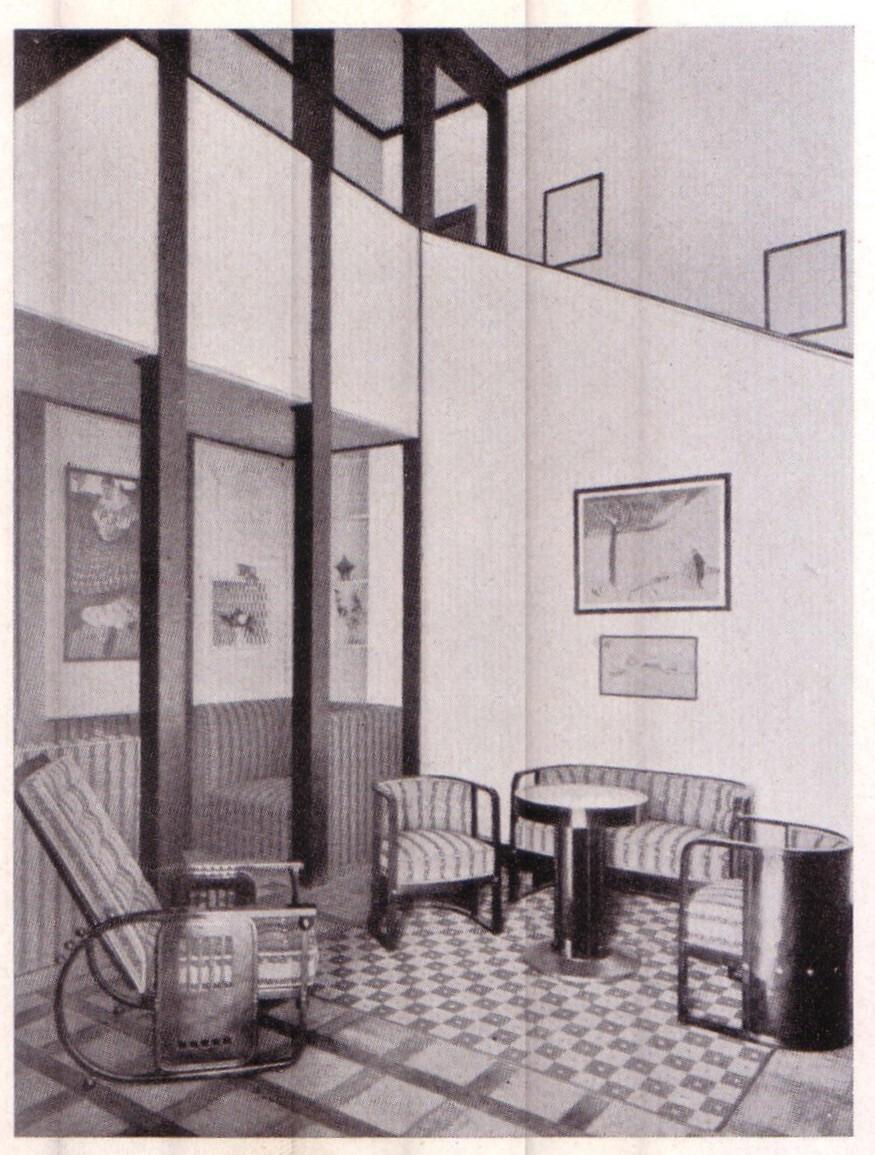 (1) Dieses als "Sitzmaschine" bekannt gewordene Möbel wurde im Jahr 1908 auf der Kunstschau in Wien